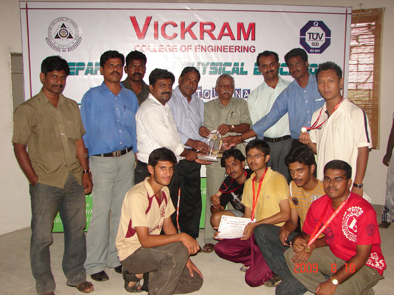 Prof. Palanikumar distributes winners prize to Thiagaraja College of Engineering Students