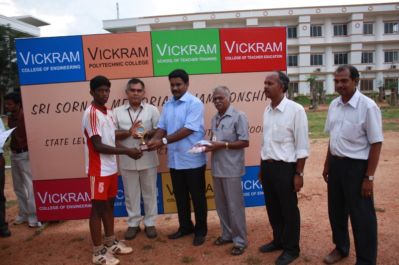 N.Vighneshwaran from EBG School Receiving the Player of the tournament Award