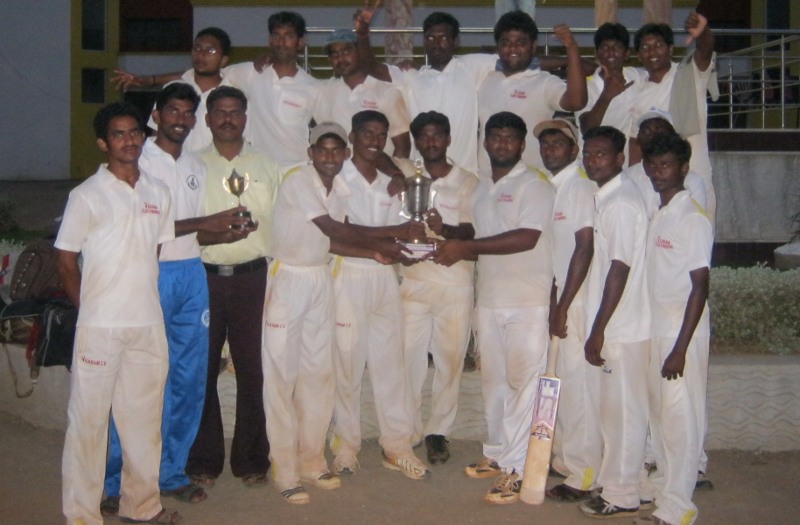 College Cricket team with Runners-up Rolling Trophy