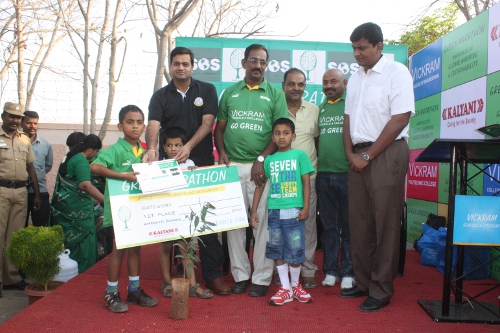 Chief Guest distributing the prize for the Winner of the Skating Category.