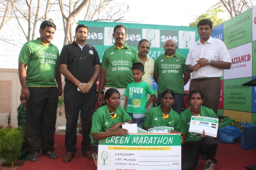Winners of the Women Category along with the dignitaries.