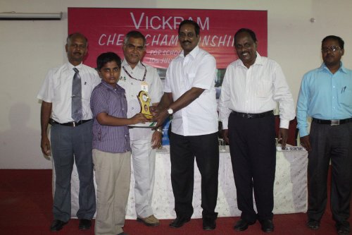 D. Srivathsan, winner under 15 category receiving trophy from the dignitaries.